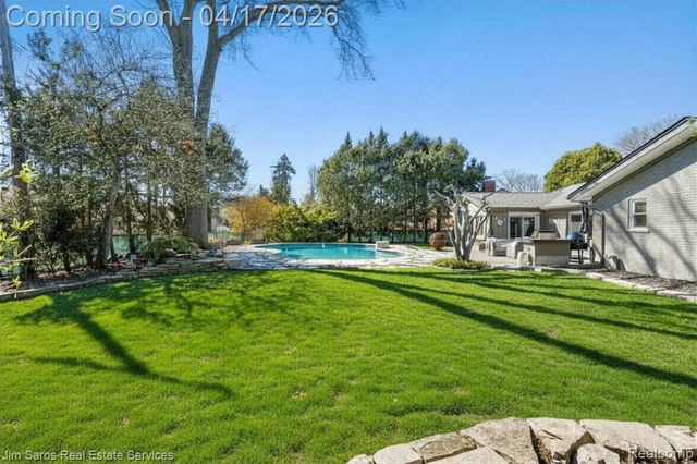 47 Roslyn Road, Grosse Pointe Shores, MI 48236
