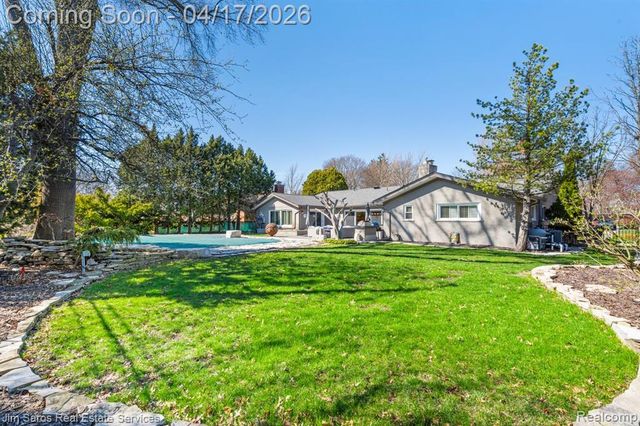 47 Roslyn Road, Grosse Pointe Shores, MI 48236