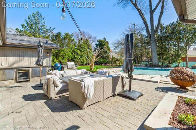 47 Roslyn Road, Grosse Pointe Shores, MI 48236
