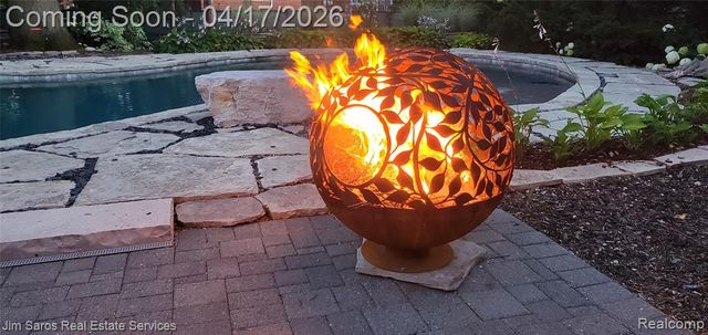 47 Roslyn Road, Grosse Pointe Shores, MI 48236