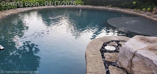 47 Roslyn Road, Grosse Pointe Shores, MI 48236