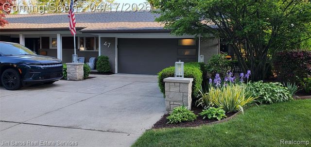 47 Roslyn Road, Grosse Pointe Shores, MI 48236