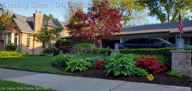 47 Roslyn Road, Grosse Pointe Shores, MI 48236