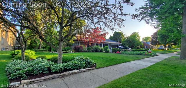 47 Roslyn Road, Grosse Pointe Shores, MI 48236