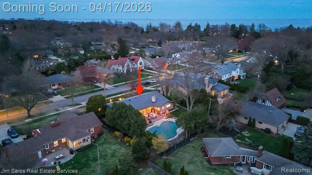 47 Roslyn Road, Grosse Pointe Shores, MI 48236