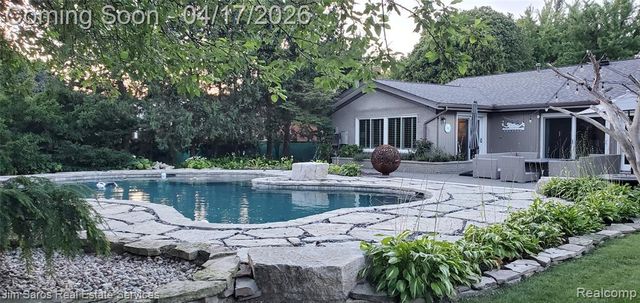 47 Roslyn Road, Grosse Pointe Shores, MI 48236