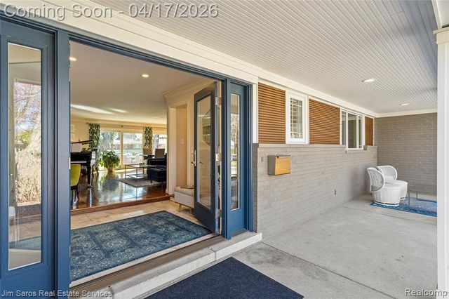 47 Roslyn Road, Grosse Pointe Shores, MI 48236