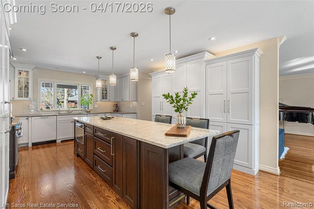 47 Roslyn Road, Grosse Pointe Shores, MI 48236