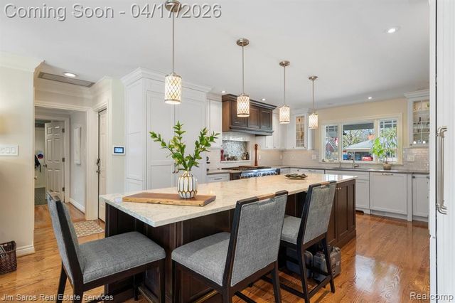 47 Roslyn Road, Grosse Pointe Shores, MI 48236