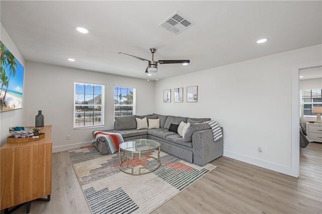 641 Dolphin Circ, Port Aransas, TX 78373