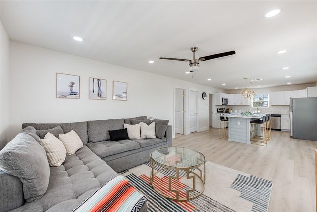 641 Dolphin Circ, Port Aransas, TX 78373