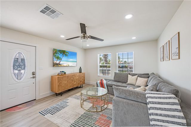 641 Dolphin Circ, Port Aransas, TX 78373