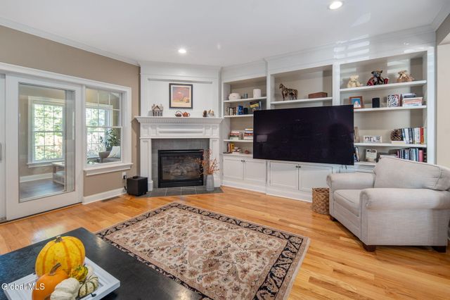 7 N Park Alley, Saratoga Springs, NY 12866