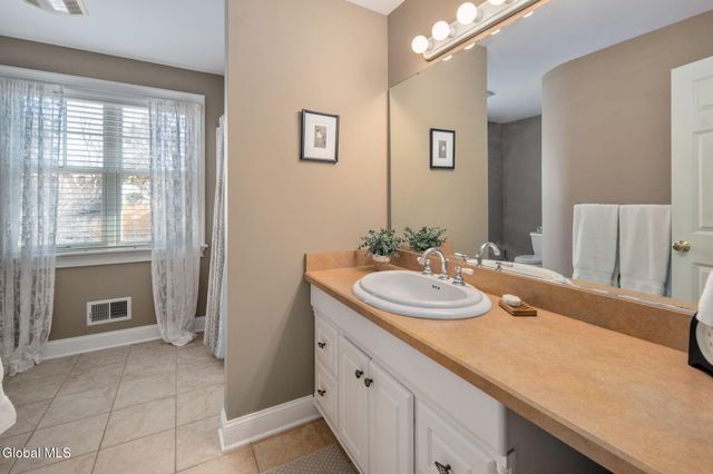 7 N Park Alley, Saratoga Springs, NY 12866