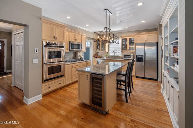 7 N Park Alley, Saratoga Springs, NY 12866