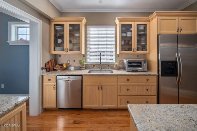 7 N Park Alley, Saratoga Springs, NY 12866