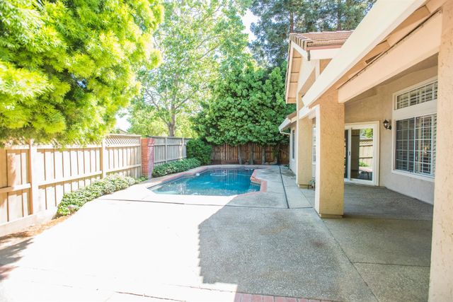 9513 Laguna Lake Way, Elk Grove, CA 95758