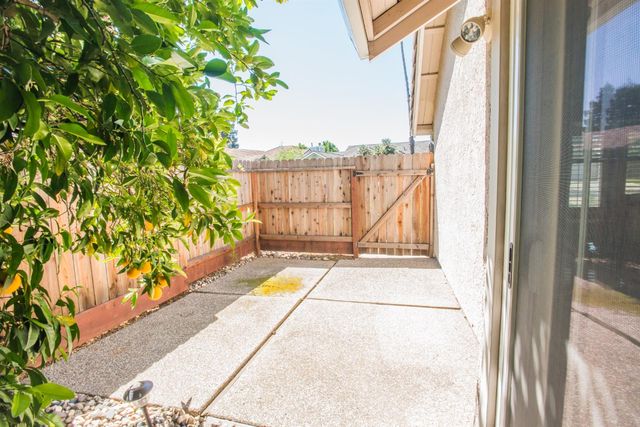 9513 Laguna Lake Way, Elk Grove, CA 95758