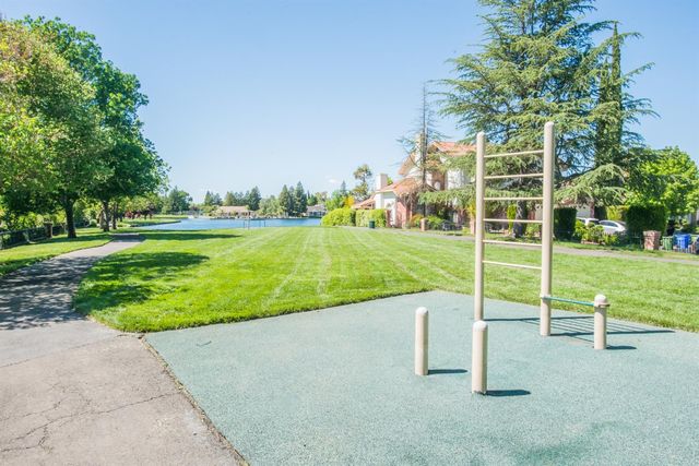 9513 Laguna Lake Way, Elk Grove, CA 95758