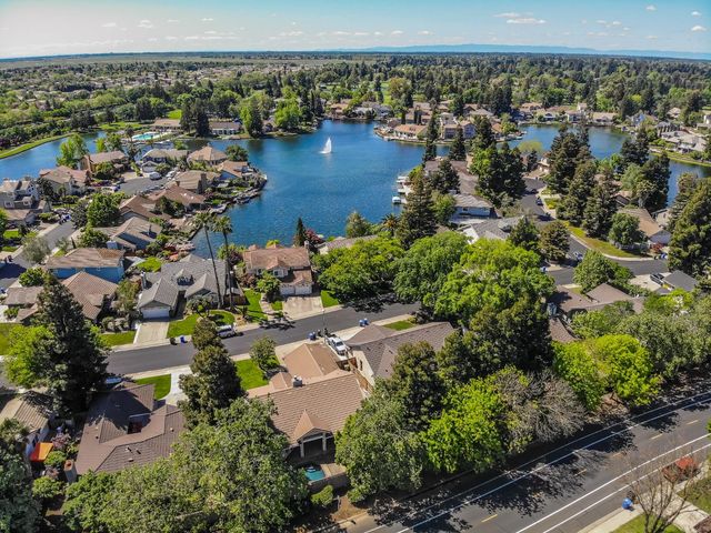 9513 Laguna Lake Way, Elk Grove, CA 95758