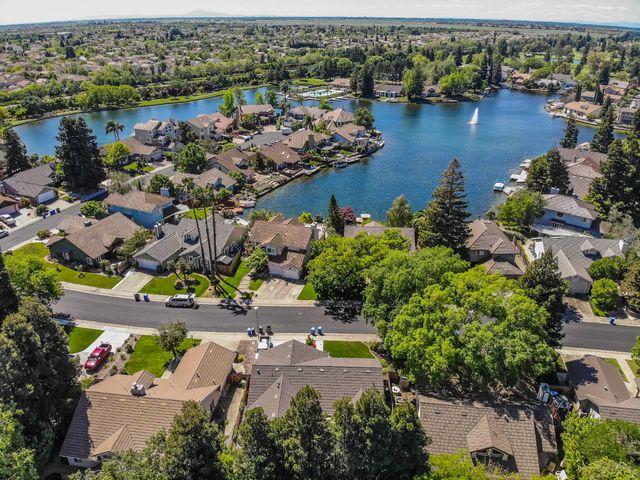 9513 Laguna Lake Way, Elk Grove, CA 95758