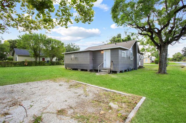 102 22nd Street N, Texas City, TX 77590