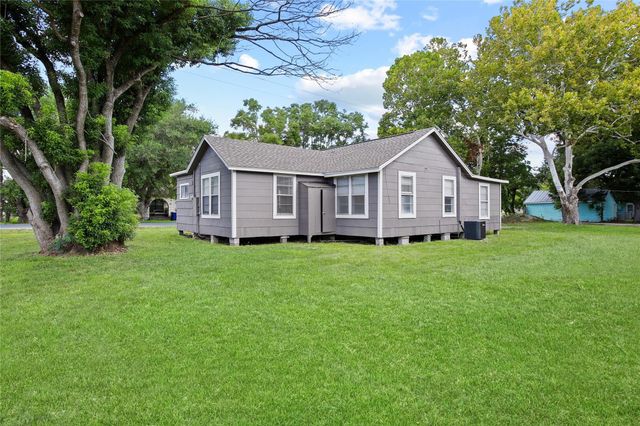 102 22nd Street N, Texas City, TX 77590