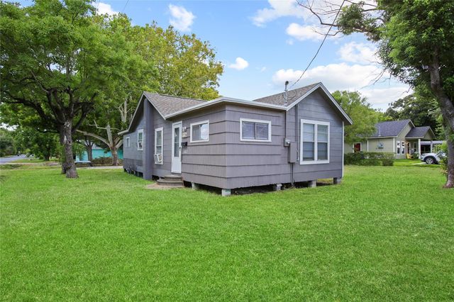 102 22nd Street N, Texas City, TX 77590