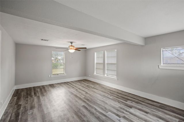 102 22nd Street N, Texas City, TX 77590