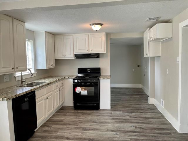 102 22nd Street N, Texas City, TX 77590