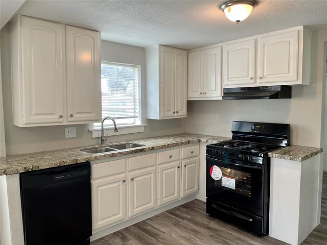 102 22nd Street N, Texas City, TX 77590