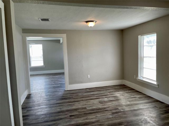 102 22nd Street N, Texas City, TX 77590