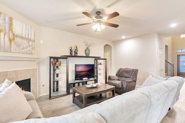 10 W Lasting Spring, The Woodlands, TX 77389