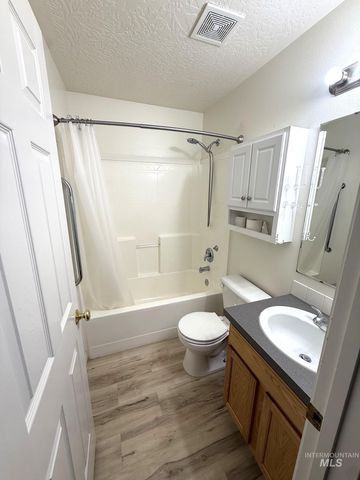 332 W Mule Ct, Kuna, ID 83634