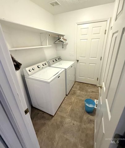332 W Mule Ct, Kuna, ID 83634