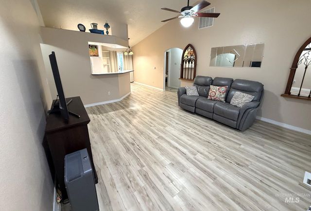 332 W Mule Ct, Kuna, ID 83634
