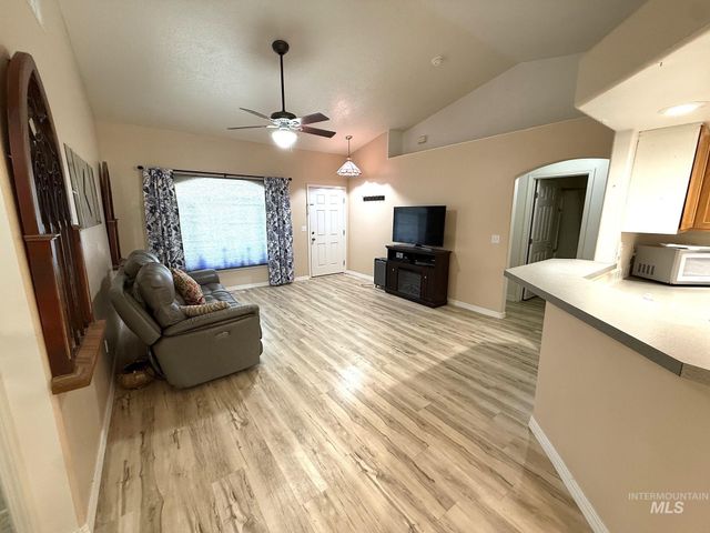 332 W Mule Ct, Kuna, ID 83634