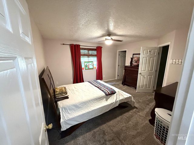 332 W Mule Ct, Kuna, ID 83634