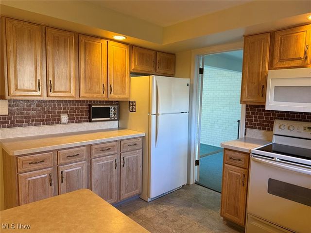 9474 Stoney Creek Lane, Parma Heights, OH 44130