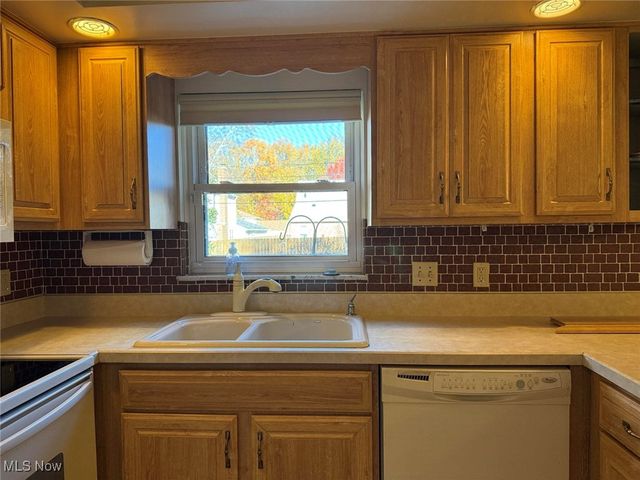 9474 Stoney Creek Lane, Parma Heights, OH 44130