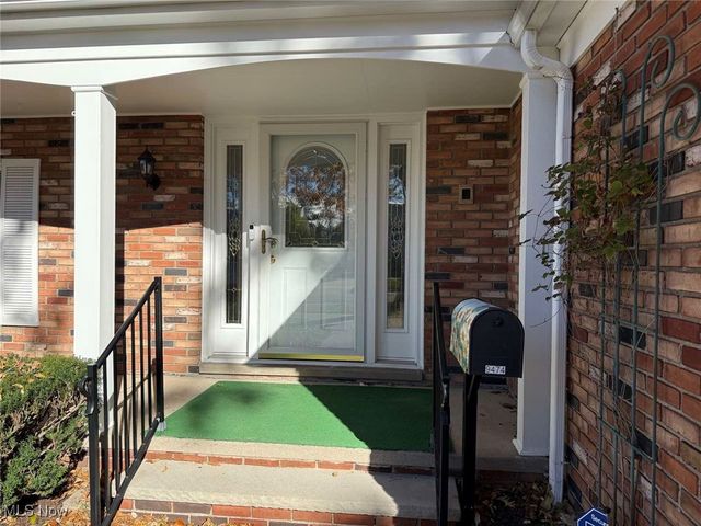 9474 Stoney Creek Lane, Parma Heights, OH 44130