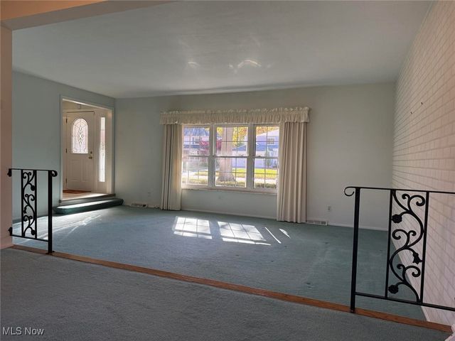 9474 Stoney Creek Lane, Parma Heights, OH 44130