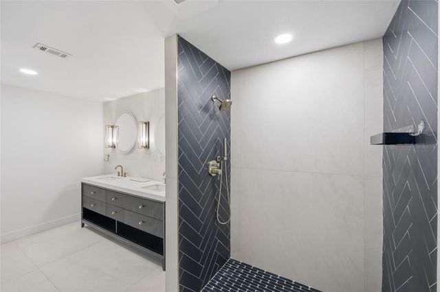 13025 VILLAGE CHASE CIRCLE, Tampa, FL 33618