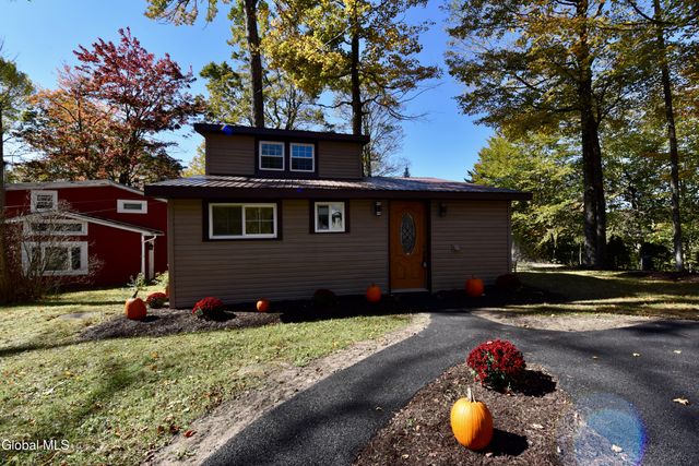 8 Park Avenue, Greenfield, NY 12850