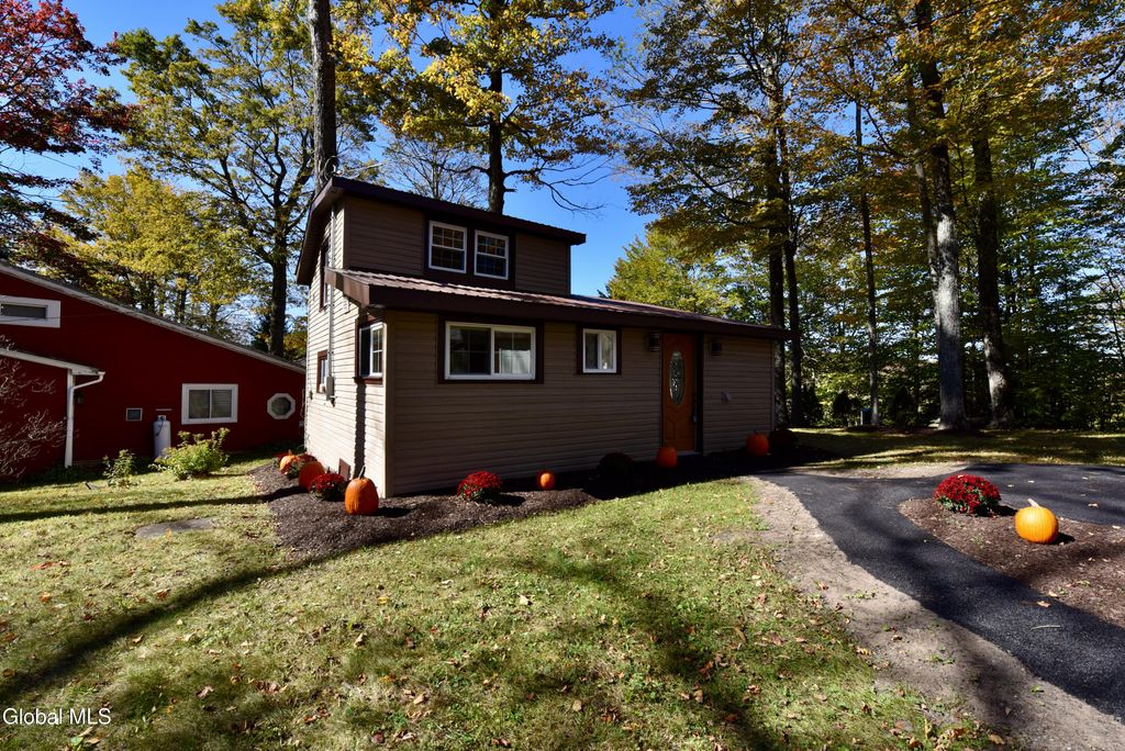 8 Park Avenue, Greenfield, NY 12850