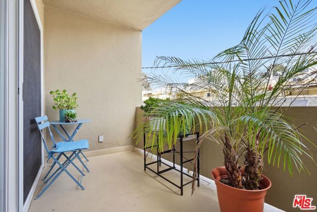 11646 Chenault Street 19, Los Angeles, CA 90049