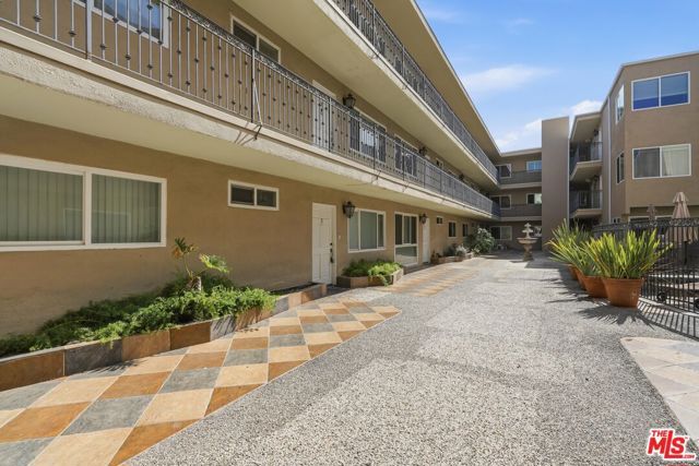 11646 Chenault Street 19, Los Angeles, CA 90049