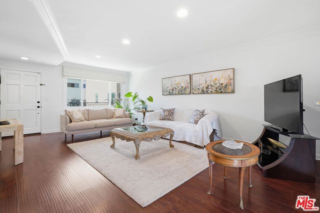 11646 Chenault Street 19, Los Angeles, CA 90049