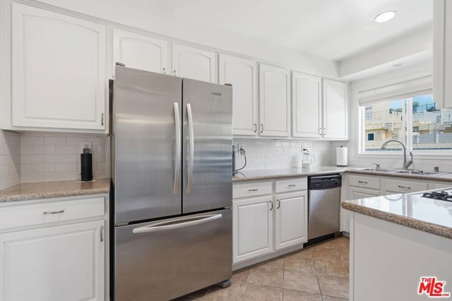 11646 Chenault Street 19, Los Angeles, CA 90049