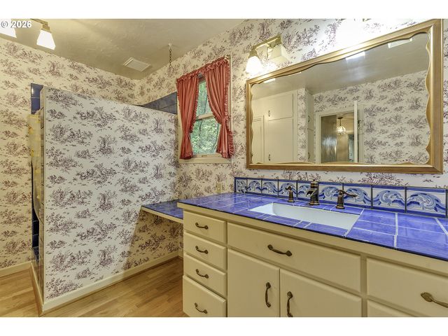 5830 Nw CORNELL Rd, Portland, OR 97210